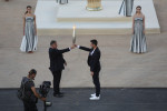 Η Αθήνα παρέδωσε την Ολυμπιακή Φλόγα στο «Παρίσι 2024» (video)