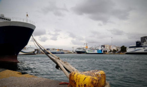Απαγορευτικό απόπλου στα περισσότερα λιμάνια- Κανονικά τα φορτηγά στην Εγνατία